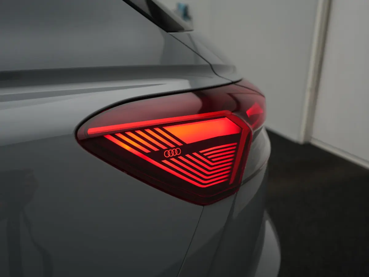 40 Advanced edition 77 kWh 204pk Dealer O.H | SOH 96.6% | Panodak | Adaptive Cruise | Matrix LED | Camera | Sportstoelen Verwarmd | Blis | Sfeerverlichting | Apple Carplay | DAB | Navigatie 