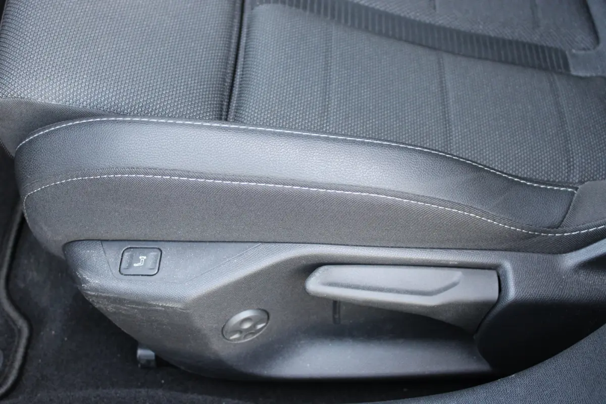 1.2 Turbo Hybrid GS / Navigatie / Camera / Parkeersensoren / Matrix LED / Stuur -en Stoelverwarmd / Dodehoek / Keyless /