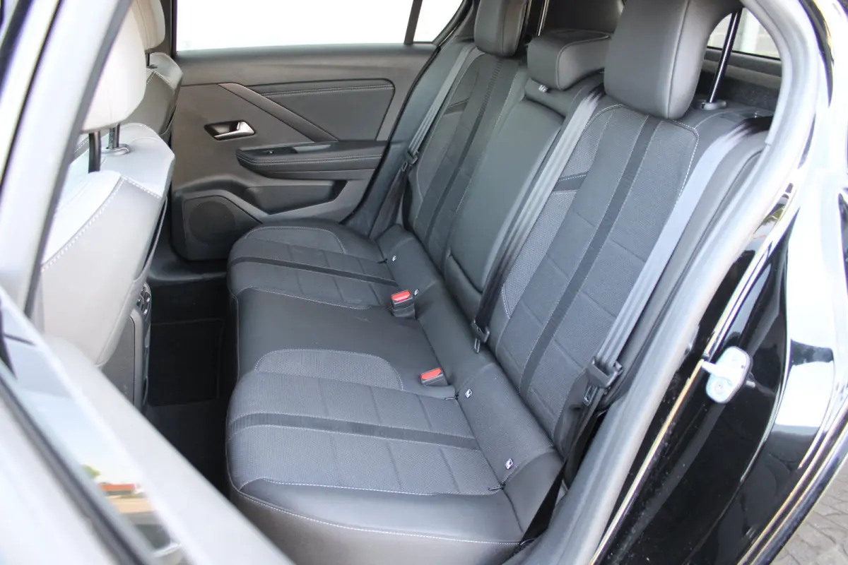 1.2 Turbo Hybrid GS / Navigatie / Camera / Parkeersensoren / Matrix LED / Stuur -en Stoelverwarmd / Dodehoek / Keyless /