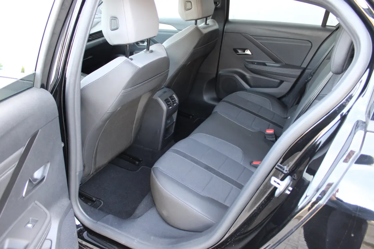1.2 Turbo Hybrid GS / Navigatie / Camera / Parkeersensoren / Matrix LED / Stuur -en Stoelverwarmd / Dodehoek / Keyless /