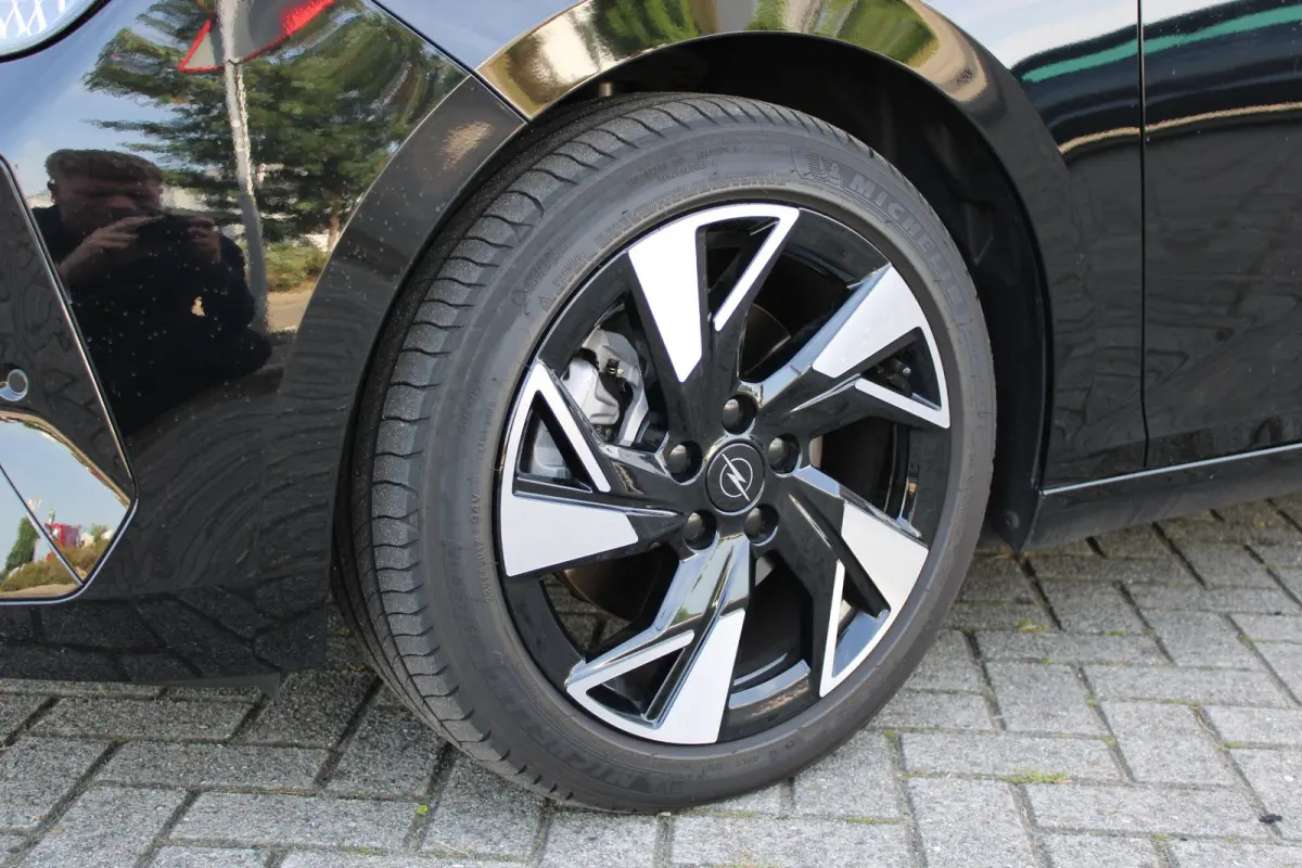 1.2 Turbo Hybrid GS / Navigatie / Camera / Parkeersensoren / Matrix LED / Stuur -en Stoelverwarmd / Dodehoek / Keyless /