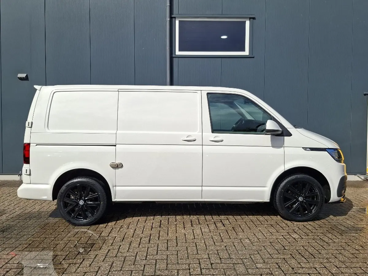 2.0 TDI L1H1 150PK * Trekhaak * Navigatiesysteem * 3-Zits * Parkeercamera * 96.000KM! *