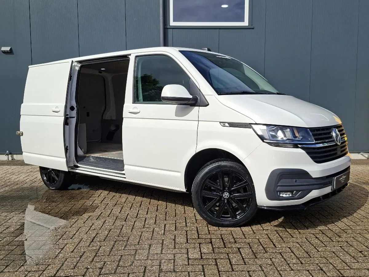 2.0 TDI L1H1 150PK * Trekhaak * Navigatiesysteem * 3-Zits * Parkeercamera * 96.000KM! *