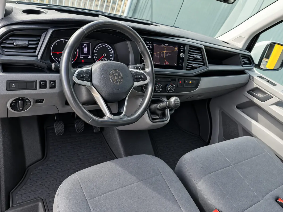 2.0 TDI L1H1 150PK * Trekhaak * Navigatiesysteem * 3-Zits * Parkeercamera * 96.000KM! *
