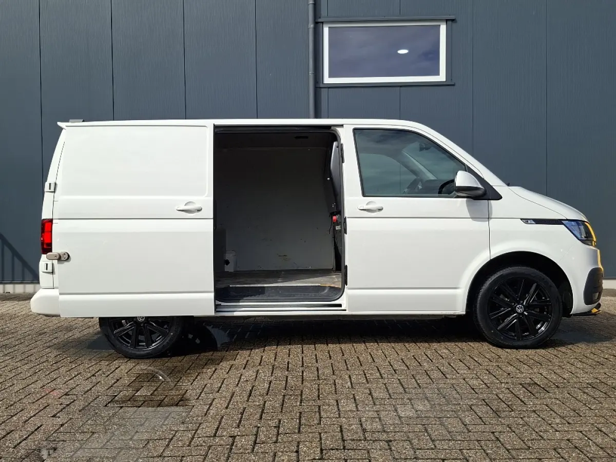 2.0 TDI L1H1 150PK * Trekhaak * Navigatiesysteem * 3-Zits * Parkeercamera * 96.000KM! *