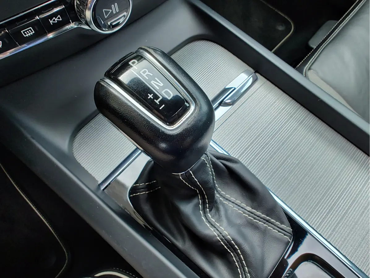 2.0 T4 R-DESIGN AUTOMAAT Lederen sportstoelen | Open dak | Harman Kardon | HUD