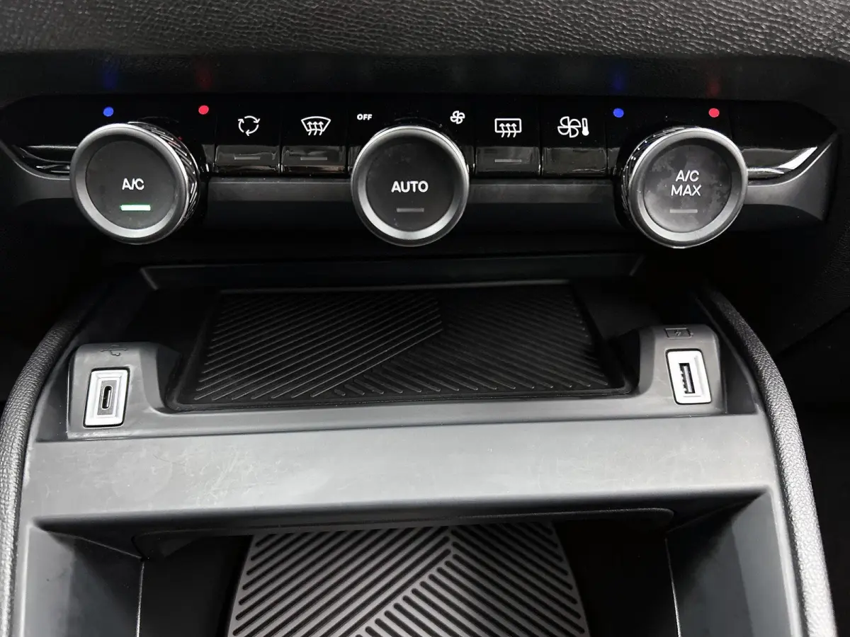 You 50 kWh 136pk | Accu 99% | Lage kilometerstand | Navigatie via Apple Carplay / Android Auto | Achteruitrijcamera | Climate Control | Cruise Control | Parkeersensoren | DAB+ radio | Armste