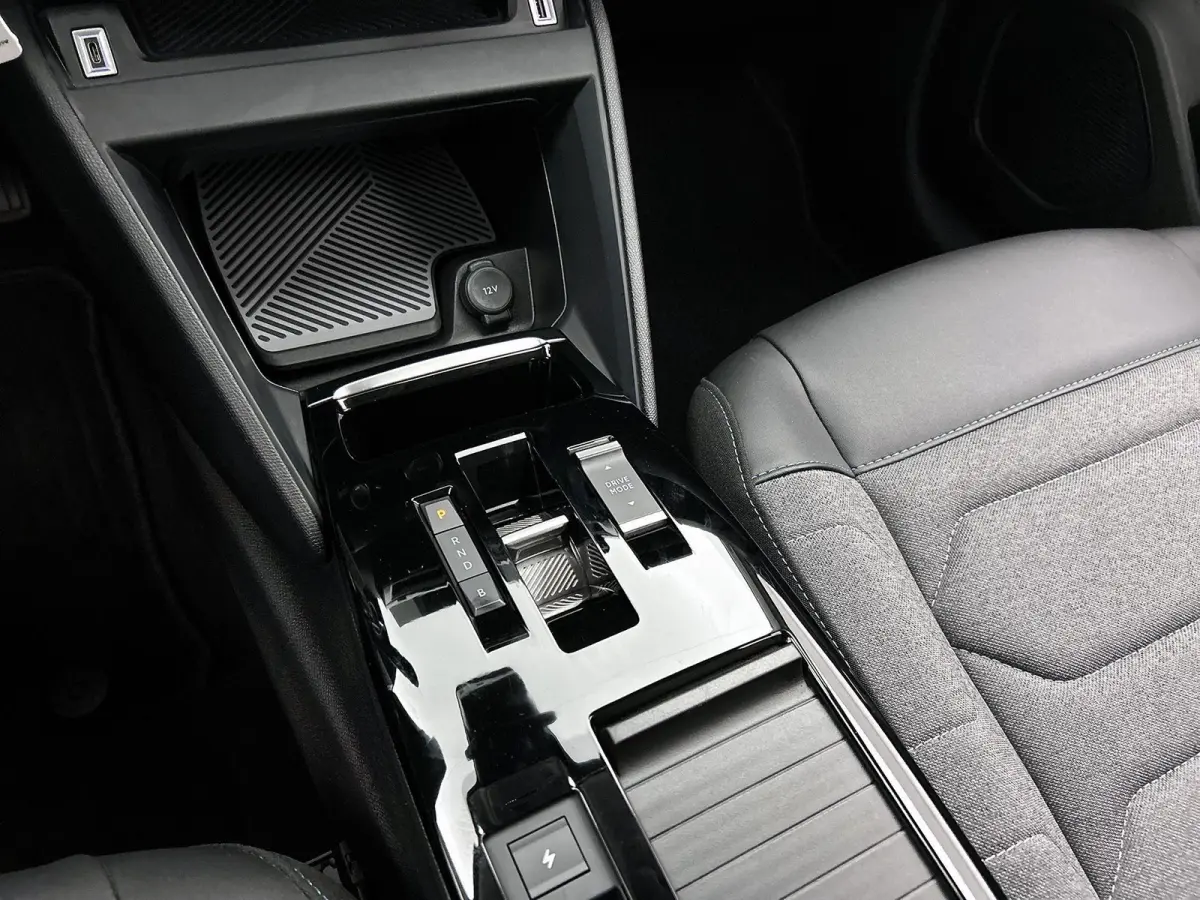 You 50 kWh 136pk | Accu 99% | Lage kilometerstand | Navigatie via Apple Carplay / Android Auto | Achteruitrijcamera | Climate Control | Cruise Control | Parkeersensoren | DAB+ radio | Armste
