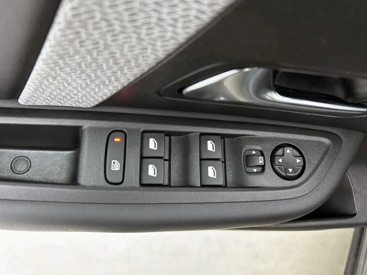 You 50 kWh 136pk | Accu 99% | Lage kilometerstand | Navigatie via Apple Carplay / Android Auto | Achteruitrijcamera | Climate Control | Cruise Control | Parkeersensoren | DAB+ radio | Armste