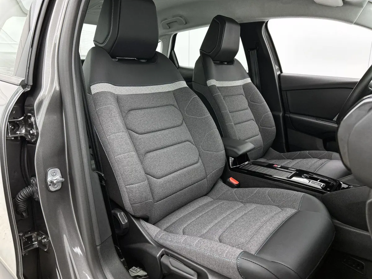 You 50 kWh 136pk | Accu 99% | Lage kilometerstand | Navigatie via Apple Carplay / Android Auto | Achteruitrijcamera | Climate Control | Cruise Control | Parkeersensoren | DAB+ radio | Armste