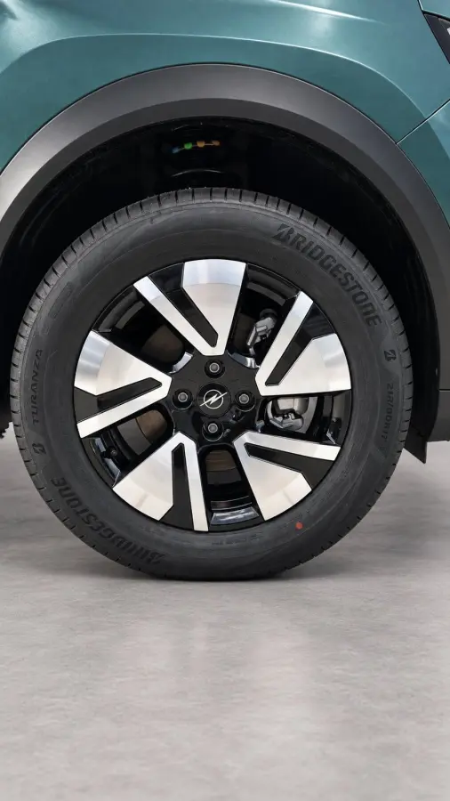 GS - | 11 kW boordlader | 17" Lichtmetalen velgen in Zwart met 215/60 R17 banden | Achteruitrijcamera