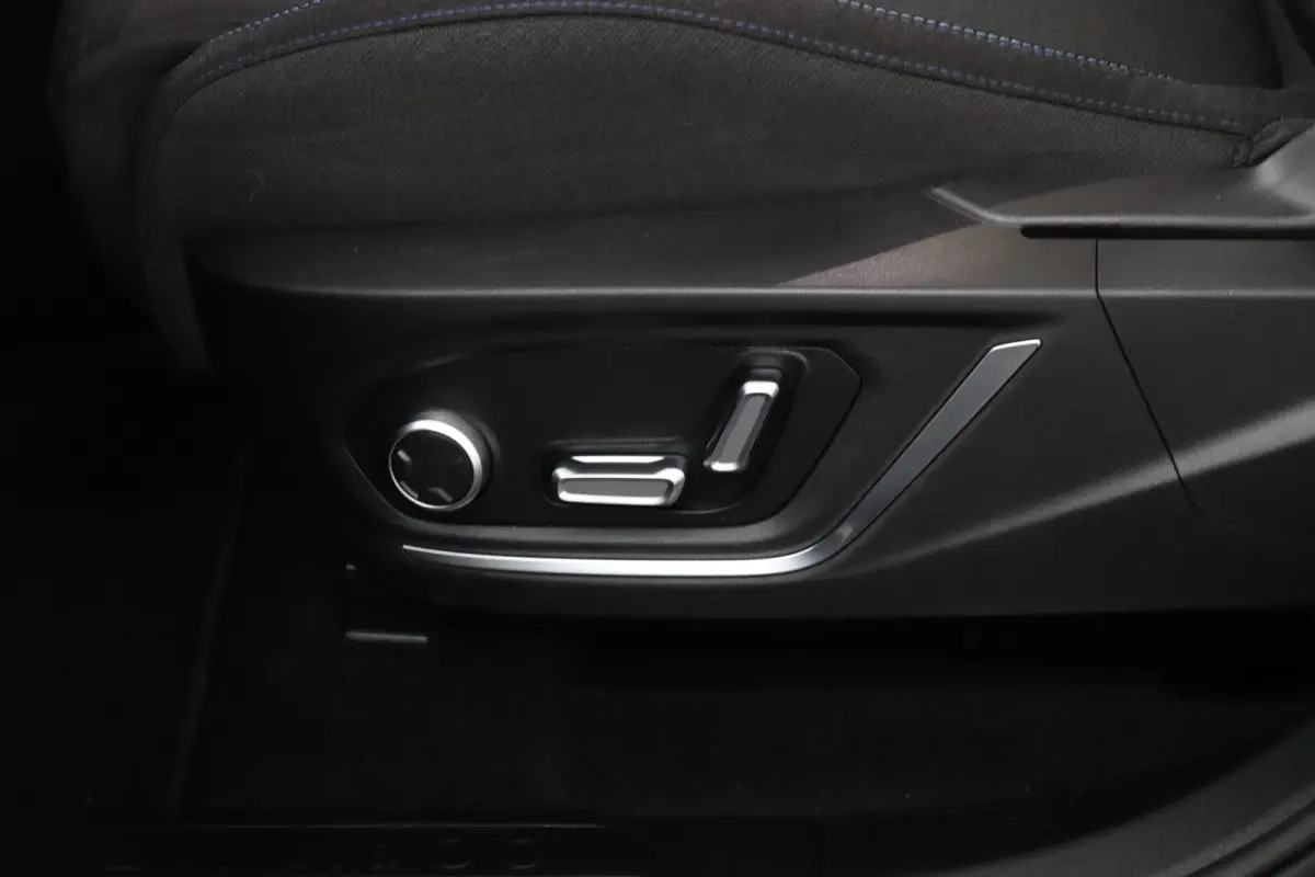 1.5*PLUG-IN*NAVI*PANO*CAM*ACC*CARPLAY*ECC*LED*