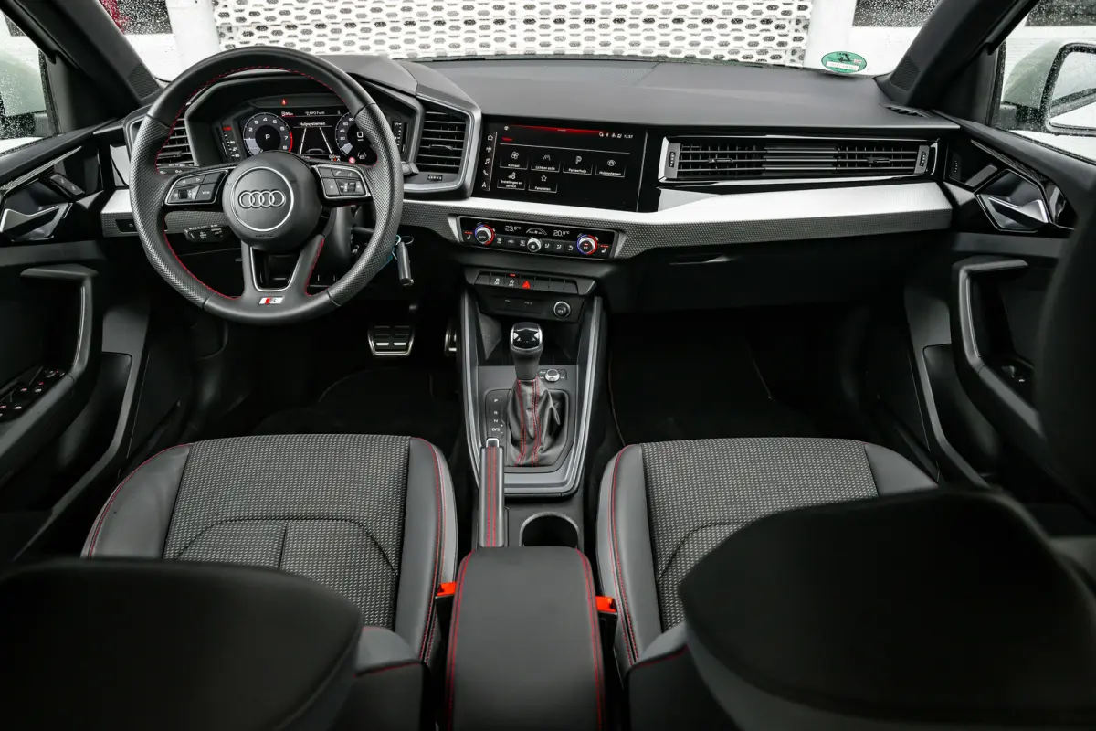 25 TFSI S edition | Stoelverwarming | Adaptive Cruise Control | | Apple Carplay/Android Auto|telefoonintegratie premium | Cruise control adaptief | Extra getint glas