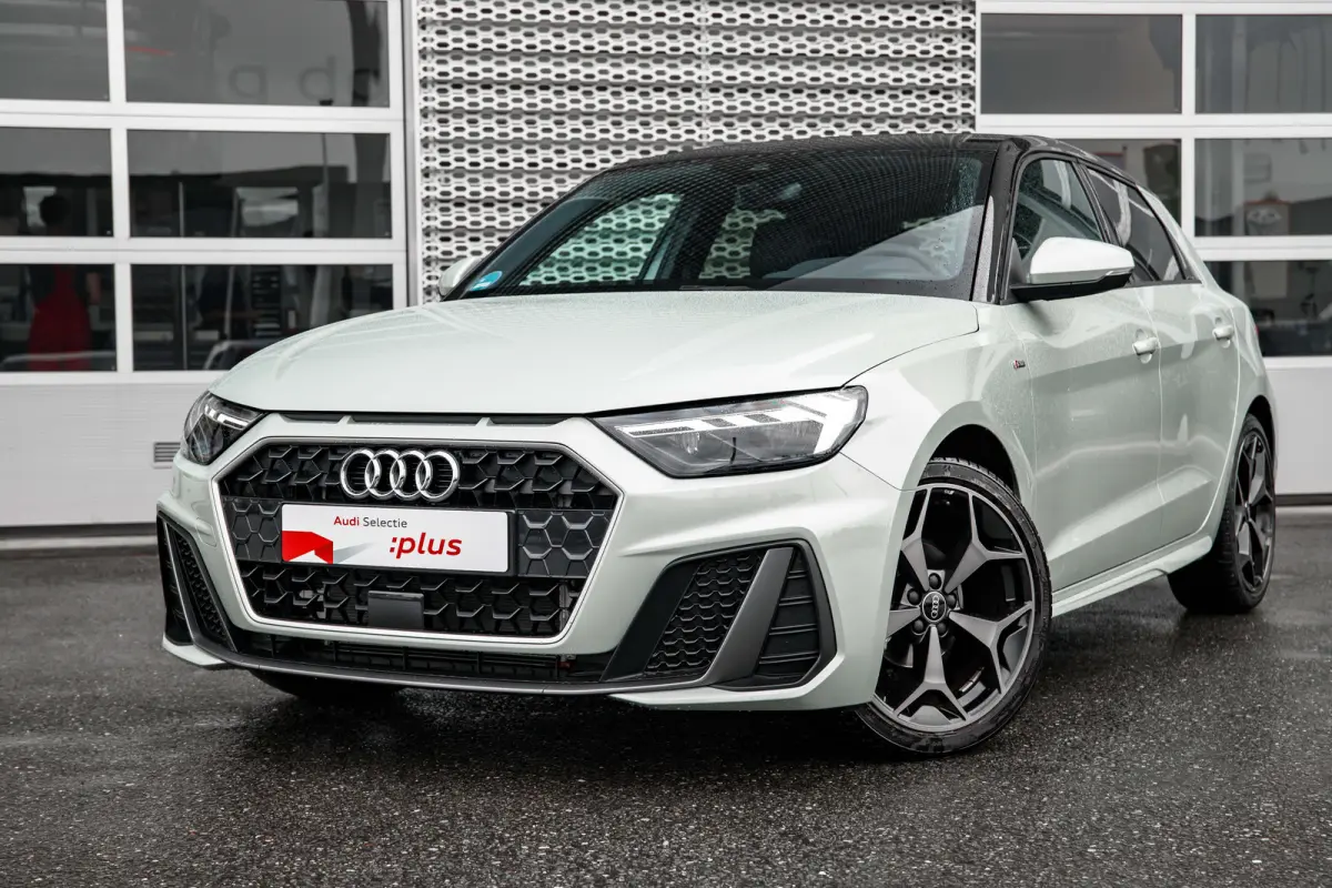 25 TFSI S edition | Stoelverwarming | Adaptive Cruise Control | | Apple Carplay/Android Auto|telefoonintegratie premium | Cruise control adaptief | Extra getint glas