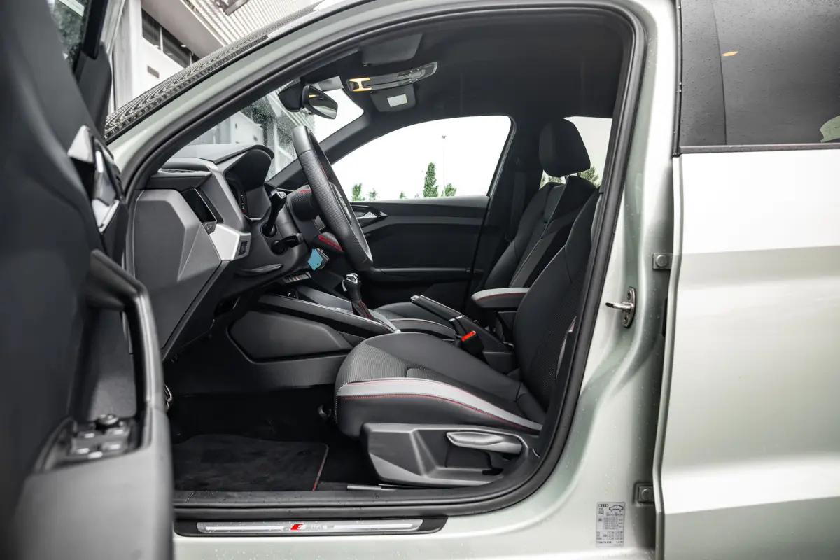 25 TFSI S edition | Stoelverwarming | Adaptive Cruise Control | | Apple Carplay/Android Auto|telefoonintegratie premium | Cruise control adaptief | Extra getint glas