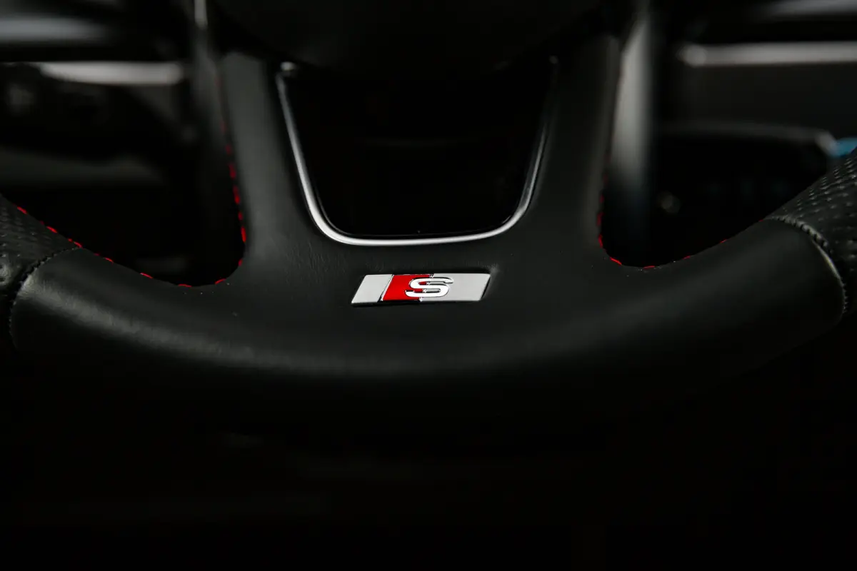 25 TFSI S edition | Stoelverwarming | Adaptive Cruise Control | | Apple Carplay/Android Auto|telefoonintegratie premium | Cruise control adaptief | Extra getint glas
