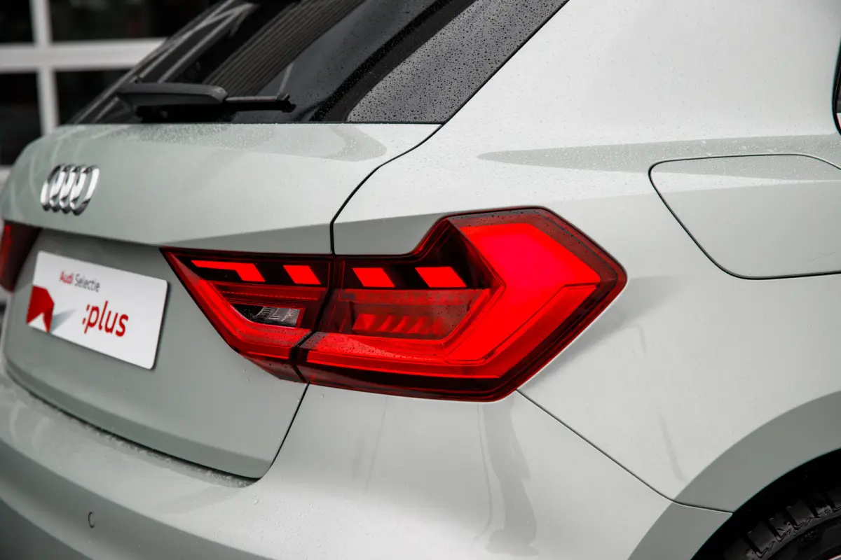 25 TFSI S edition | Stoelverwarming | Adaptive Cruise Control | | Apple Carplay/Android Auto|telefoonintegratie premium | Cruise control adaptief | Extra getint glas