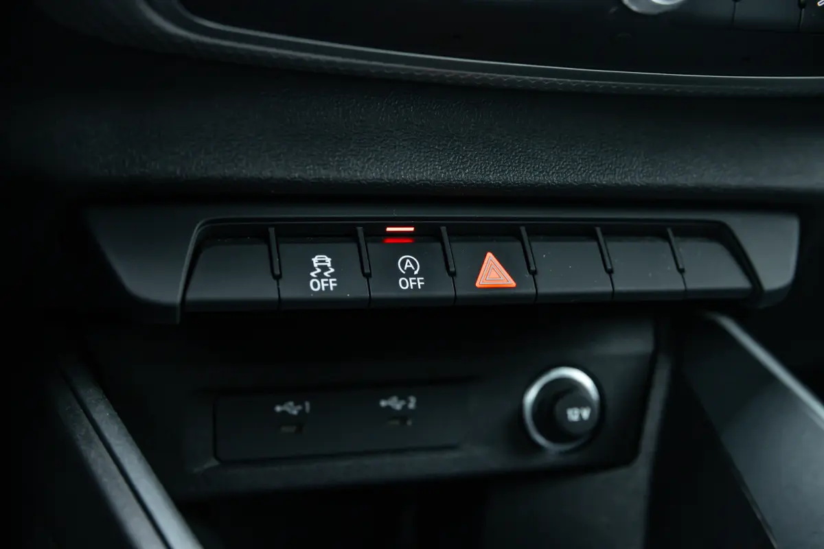 25 TFSI S edition | Stoelverwarming | Adaptive Cruise Control | | Apple Carplay/Android Auto|telefoonintegratie premium | Cruise control adaptief | Extra getint glas