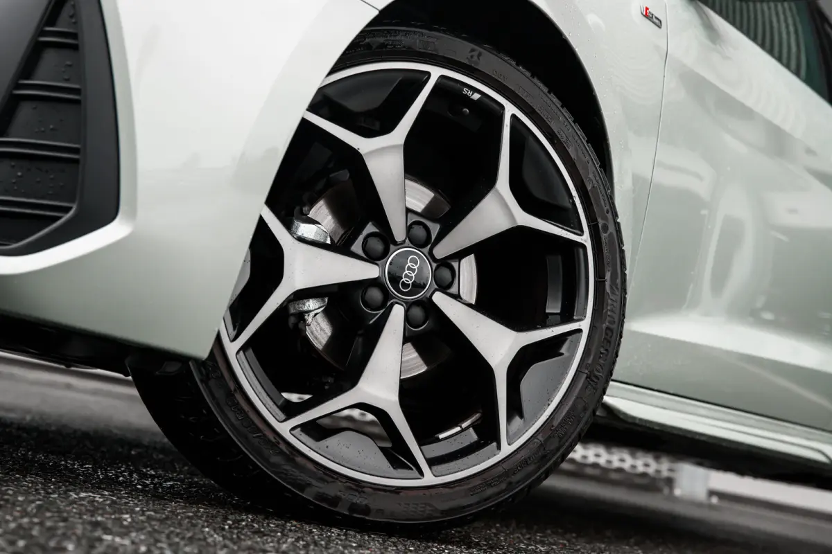 25 TFSI S edition | Stoelverwarming | Adaptive Cruise Control | | Apple Carplay/Android Auto|telefoonintegratie premium | Cruise control adaptief | Extra getint glas