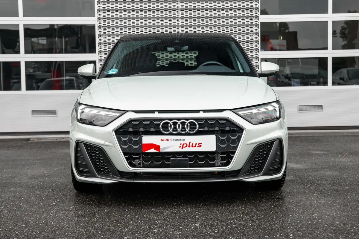 25 TFSI S edition | Stoelverwarming | Adaptive Cruise Control | | Apple Carplay/Android Auto|telefoonintegratie premium | Cruise control adaptief | Extra getint glas