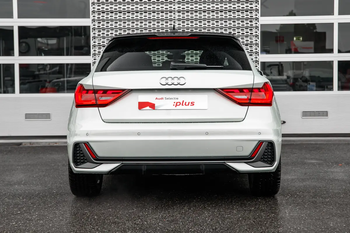 25 TFSI S edition | Stoelverwarming | Adaptive Cruise Control | | Apple Carplay/Android Auto|telefoonintegratie premium | Cruise control adaptief | Extra getint glas