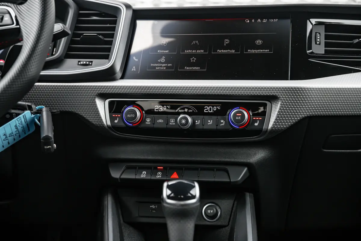 25 TFSI S edition | Stoelverwarming | Adaptive Cruise Control | | Apple Carplay/Android Auto|telefoonintegratie premium | Cruise control adaptief | Extra getint glas