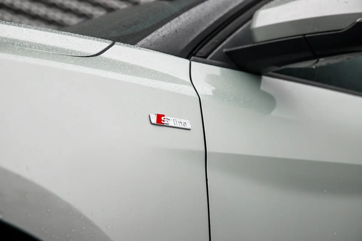 25 TFSI S edition | Stoelverwarming | Adaptive Cruise Control | | Apple Carplay/Android Auto|telefoonintegratie premium | Cruise control adaptief | Extra getint glas