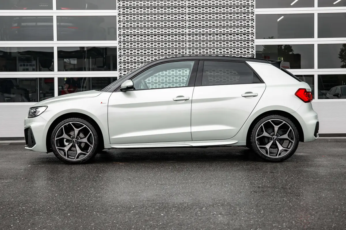 25 TFSI S edition | Stoelverwarming | Adaptive Cruise Control | | Apple Carplay/Android Auto|telefoonintegratie premium | Cruise control adaptief | Extra getint glas