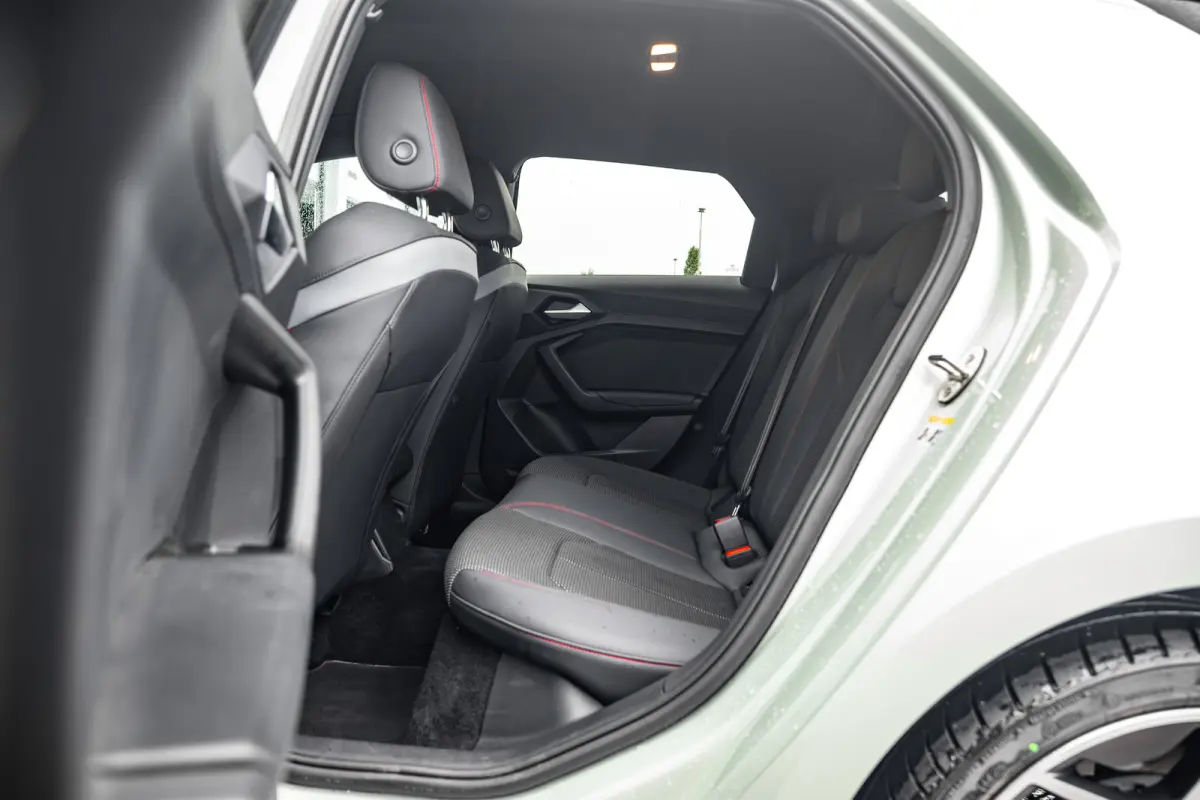 25 TFSI S edition | Stoelverwarming | Adaptive Cruise Control | | Apple Carplay/Android Auto|telefoonintegratie premium | Cruise control adaptief | Extra getint glas