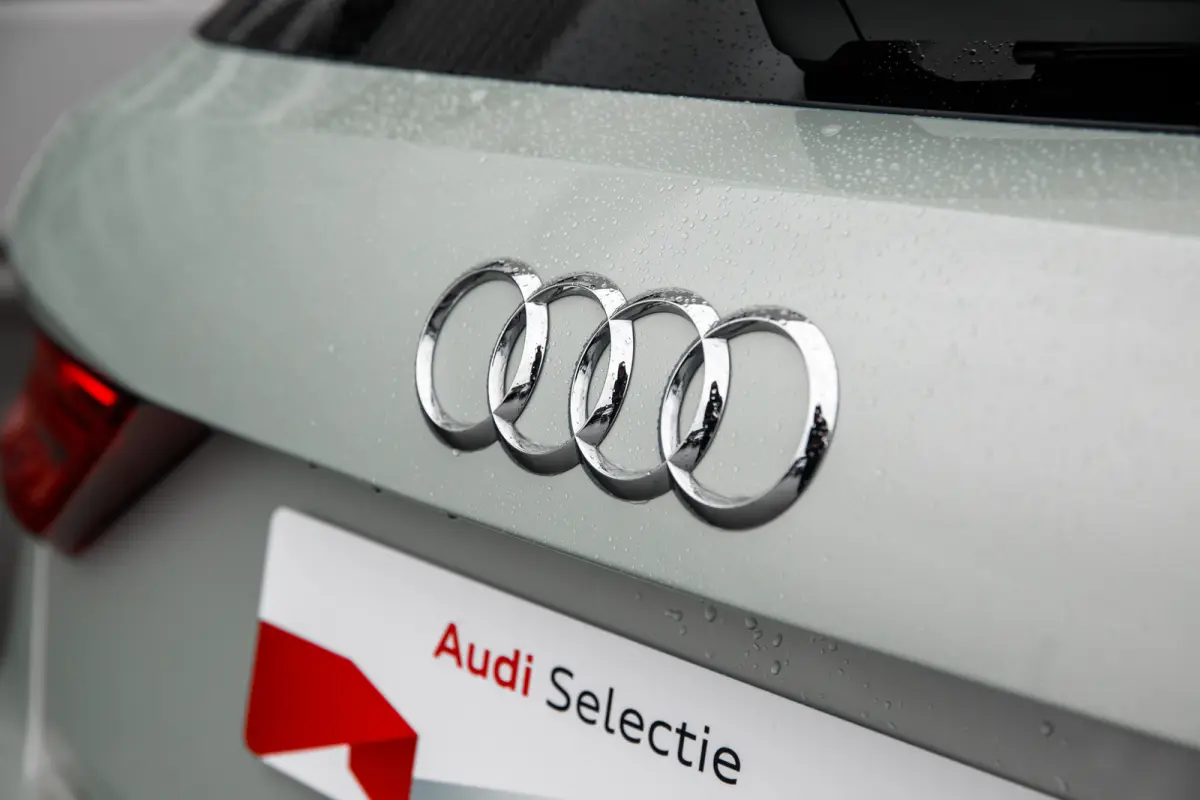 25 TFSI S edition | Stoelverwarming | Adaptive Cruise Control | | Apple Carplay/Android Auto|telefoonintegratie premium | Cruise control adaptief | Extra getint glas