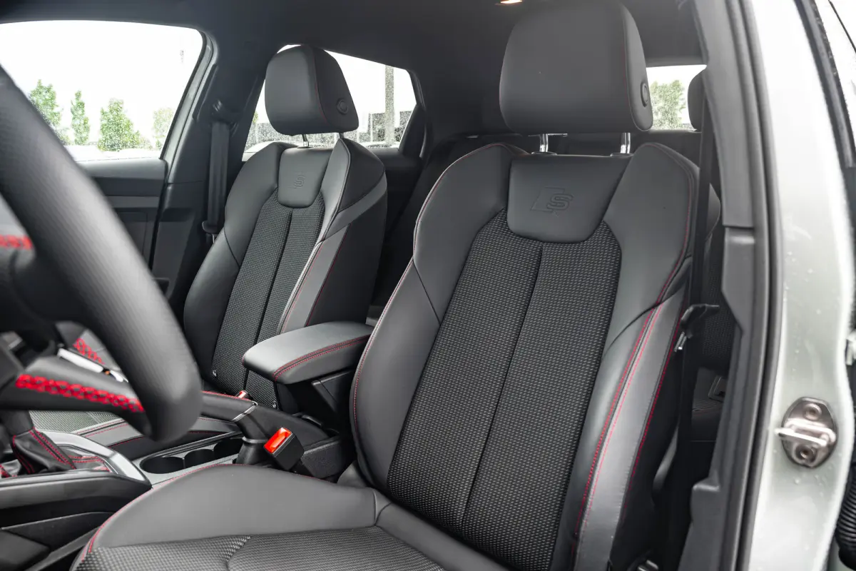 25 TFSI S edition | Stoelverwarming | Adaptive Cruise Control | | Apple Carplay/Android Auto|telefoonintegratie premium | Cruise control adaptief | Extra getint glas