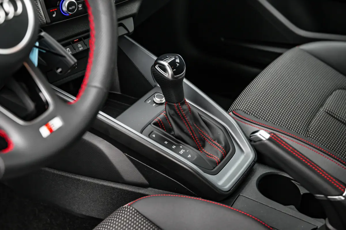25 TFSI S edition | Stoelverwarming | Adaptive Cruise Control | | Apple Carplay/Android Auto|telefoonintegratie premium | Cruise control adaptief | Extra getint glas