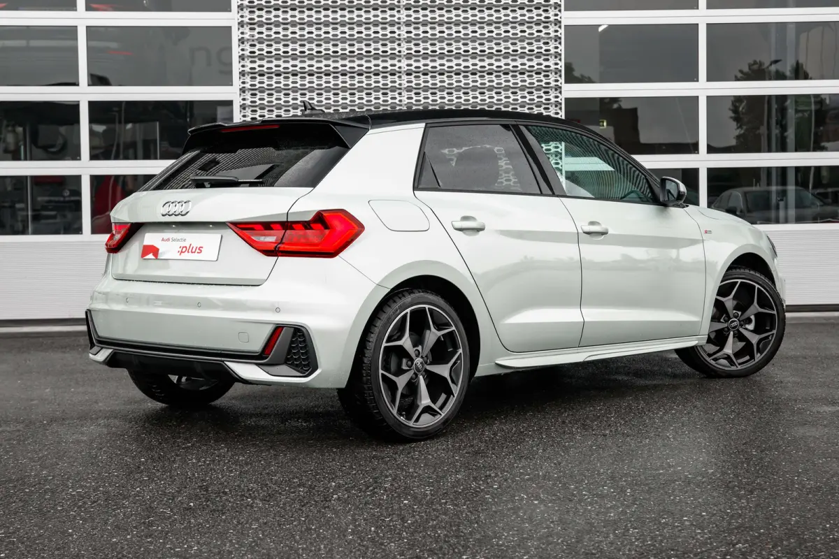 25 TFSI S edition | Stoelverwarming | Adaptive Cruise Control | | Apple Carplay/Android Auto|telefoonintegratie premium | Cruise control adaptief | Extra getint glas