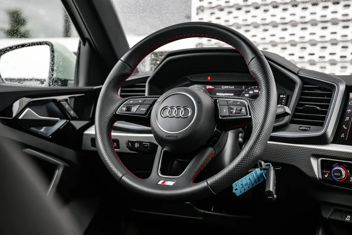 25 TFSI S edition | Stoelverwarming | Adaptive Cruise Control | | Apple Carplay/Android Auto|telefoonintegratie premium | Cruise control adaptief | Extra getint glas
