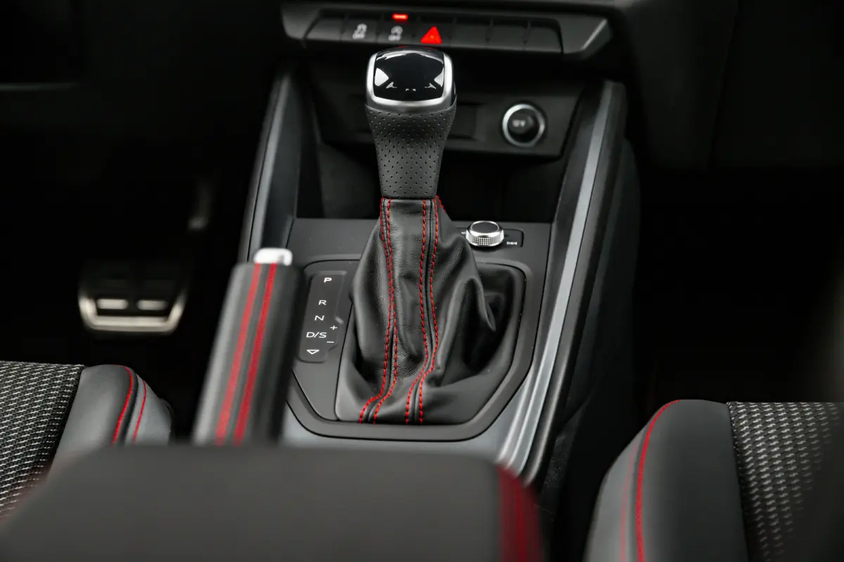 25 TFSI S edition | Stoelverwarming | Adaptive Cruise Control | | Apple Carplay/Android Auto|telefoonintegratie premium | Cruise control adaptief | Extra getint glas