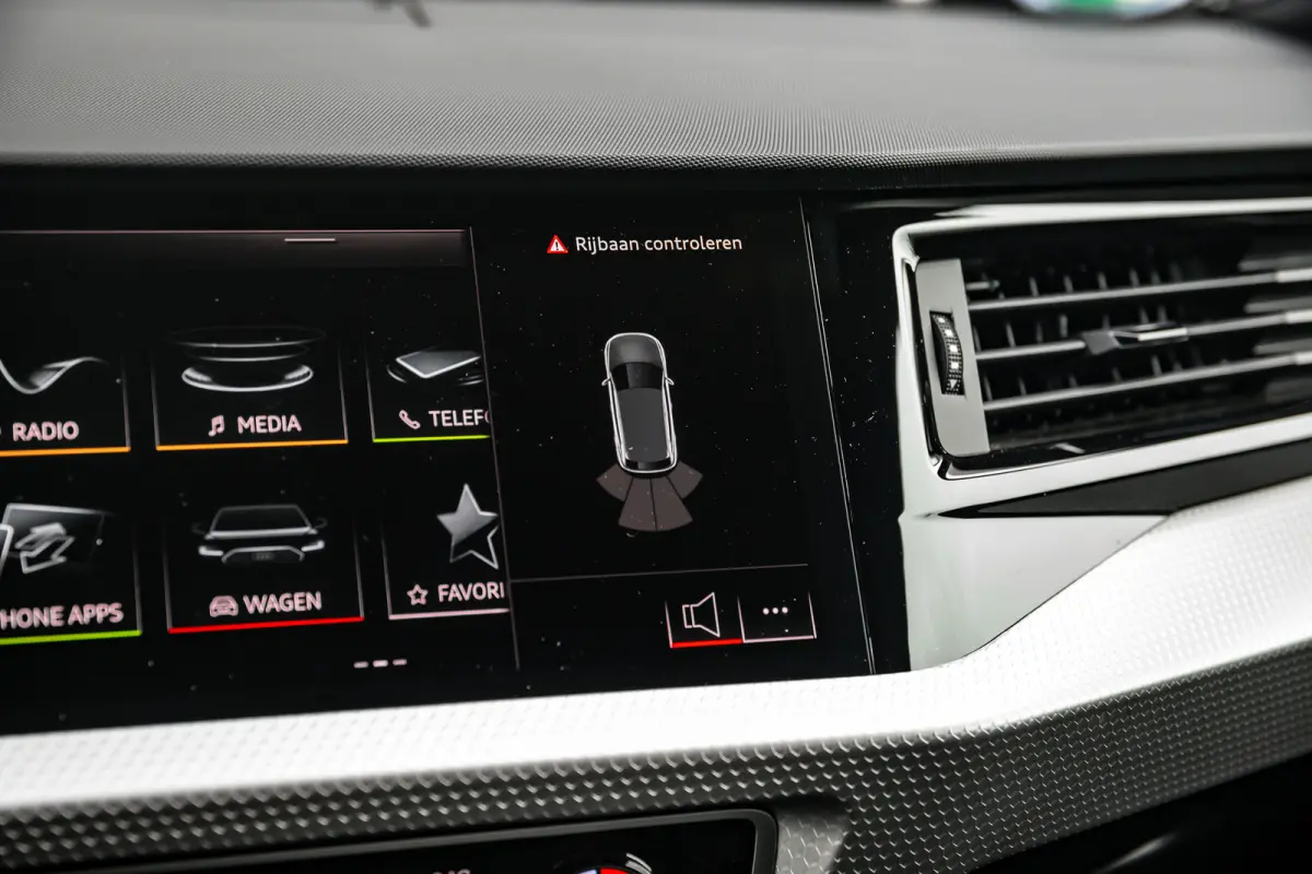 25 TFSI S edition | Stoelverwarming | Adaptive Cruise Control | | Apple Carplay/Android Auto|telefoonintegratie premium | Cruise control adaptief | Extra getint glas