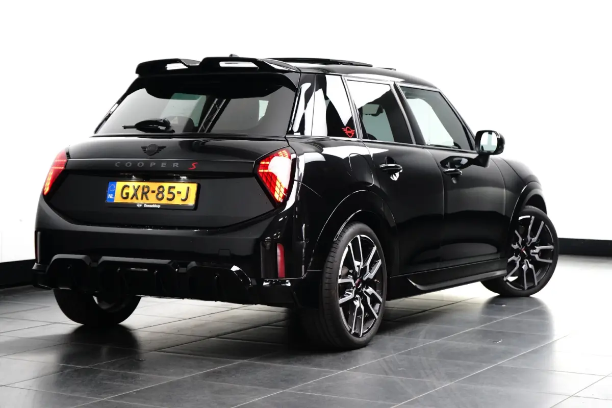2.0 Cooper S John Cooper Works XL 204 pk | Achteruitrijcamera | Panoramadak | Apple Carplay |