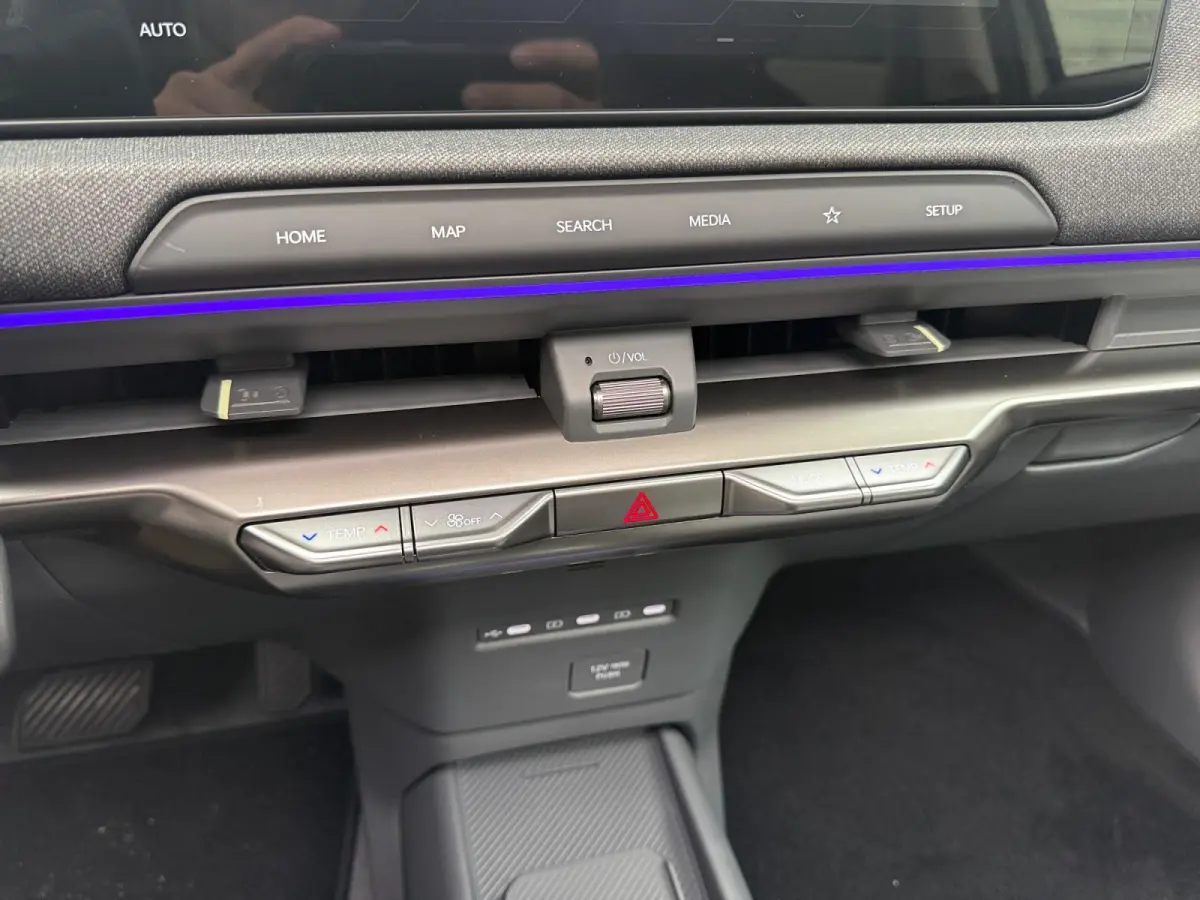 Plus Advanced 61 kWh Demonstratie auto | Leverbaar vanaf maart 2027 | Schuifdak | Stoel + Stuurverwarming |