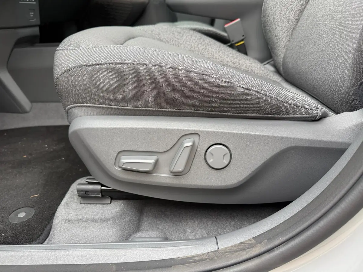 Plus Advanced 61 kWh Demonstratie auto | Leverbaar vanaf maart 2027 | Schuifdak | Stoel + Stuurverwarming |