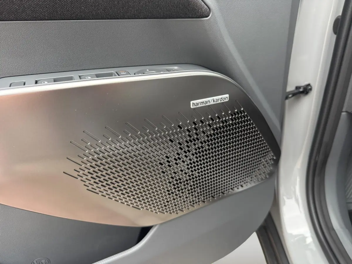 Plus Advanced 61 kWh Demonstratie auto | Leverbaar vanaf maart 2027 | Schuifdak | Stoel + Stuurverwarming |