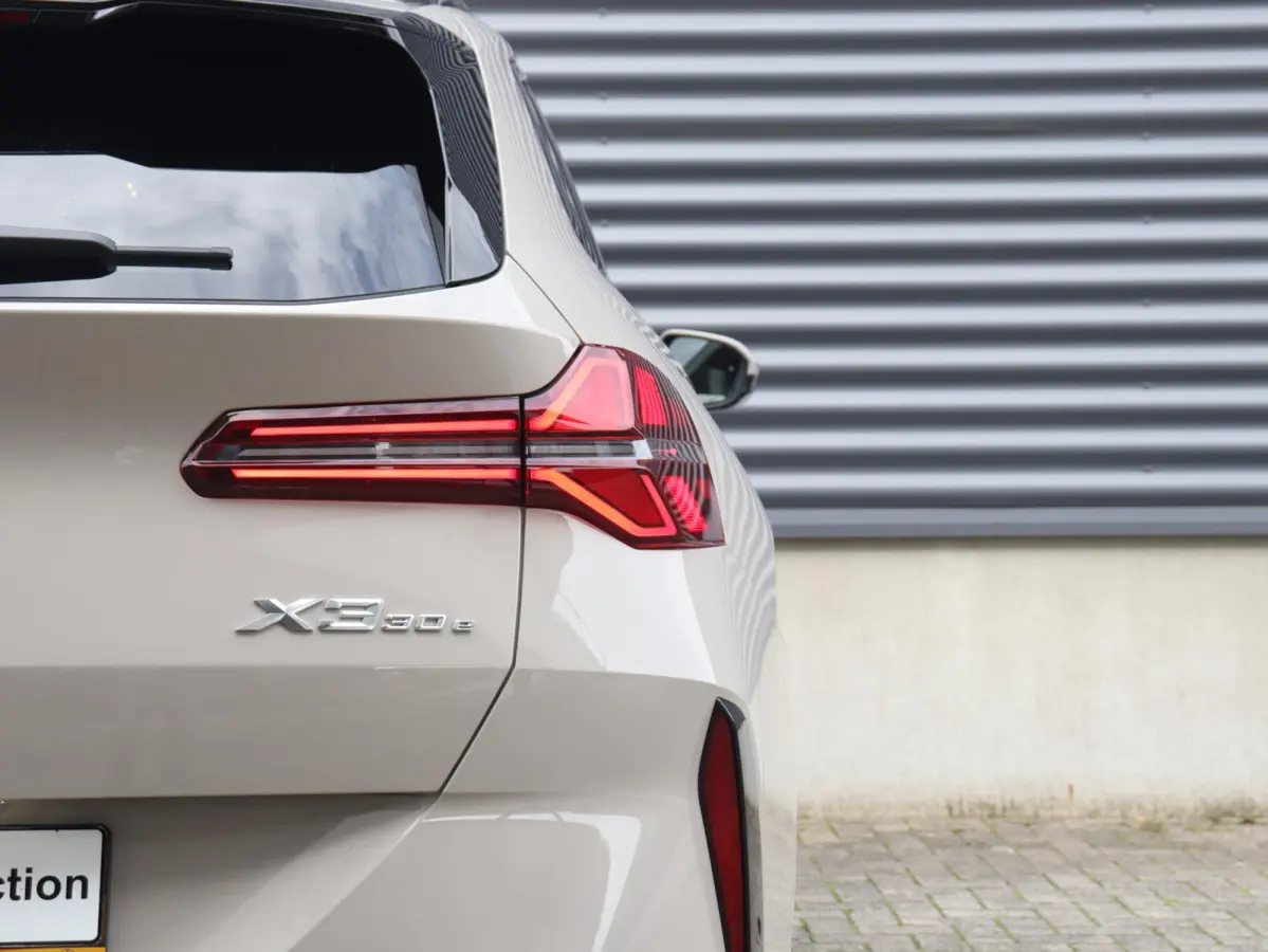 30e xDrive | M Sport Pro | SOH 100% | Trekhaak | Head-Up | Panodak | Driving Assistant Prof. | Parking Assistant Plus | Stoelventilatie | Adaptief Onderstel | Harman Kardon | Comfort Access 