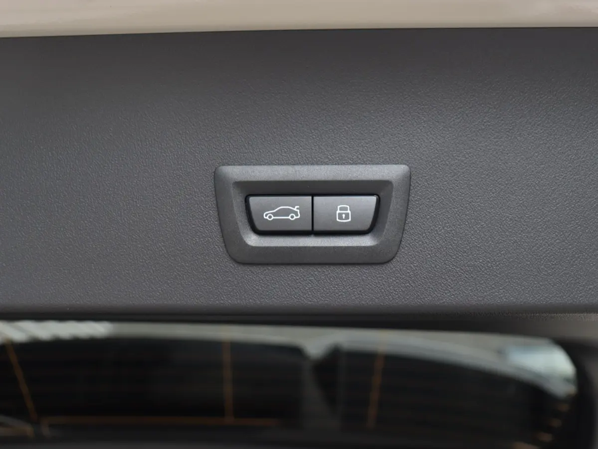 30e xDrive | M Sport Pro | SOH 100% | Trekhaak | Head-Up | Panodak | Driving Assistant Prof. | Parking Assistant Plus | Stoelventilatie | Adaptief Onderstel | Harman Kardon | Comfort Access 
