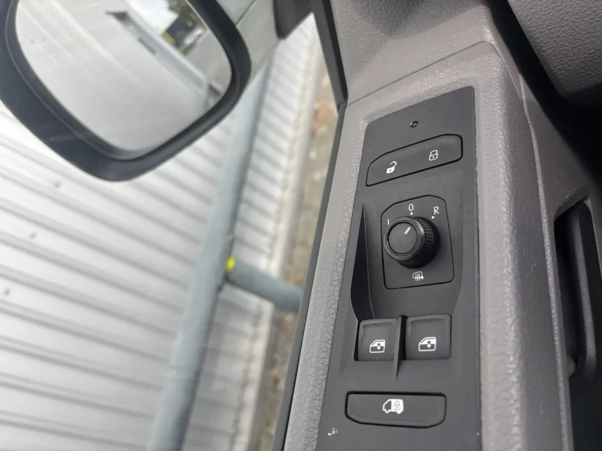 2.0 TDI L2H1*AUTOM*NAVI*CRUISE*HAAK*A/C*CAM*TEL(