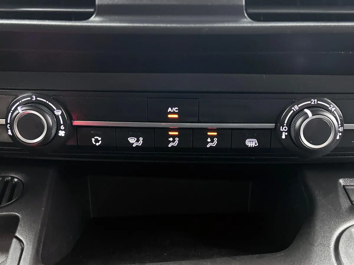 1.5 BlueHDi 130pk L2 Automaat Apple Carplay/ Android Auto Navigatie Trekhaak Airco Camera Cruise Control Parkeersensoren V+A DAB