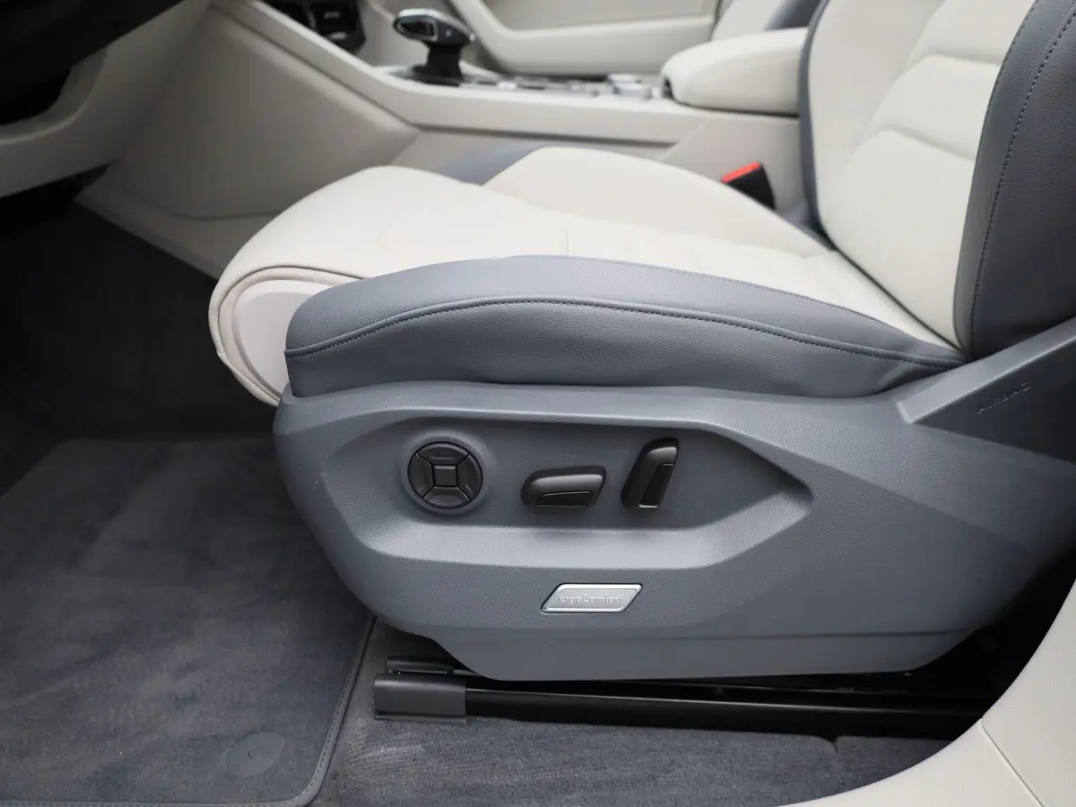 3.0 TSi eHybrid 4MOTION Elegance 381 PK| Dealeronderhouden | Luchtvering | Panoramadak | Leder | Navigatie | 360 Camera | Stoelverwarming