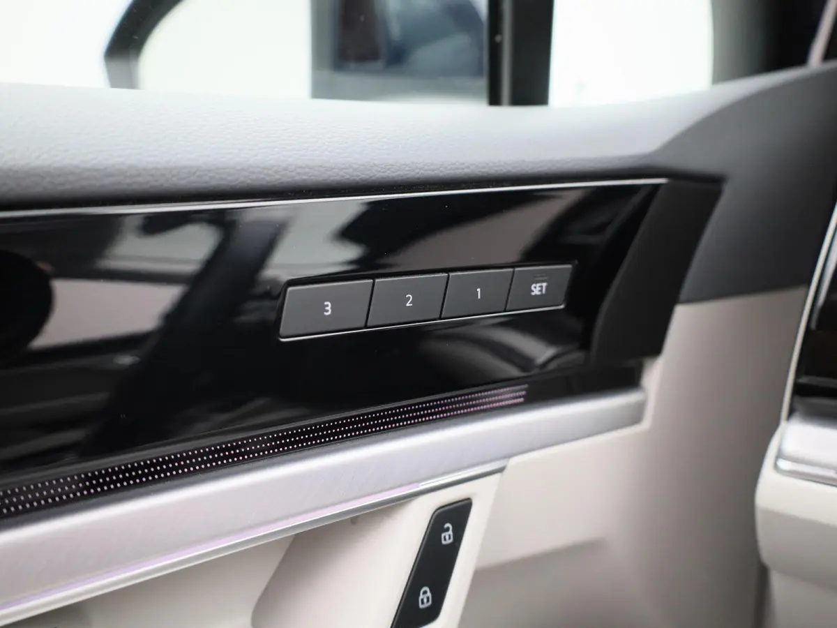 3.0 TSi eHybrid 4MOTION Elegance 381 PK| Dealeronderhouden | Luchtvering | Panoramadak | Leder | Navigatie | 360 Camera | Stoelverwarming