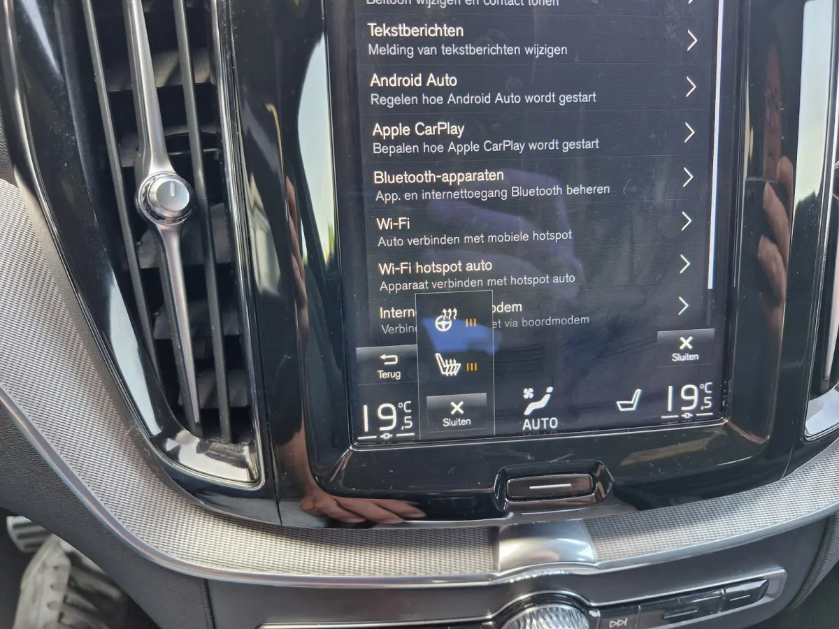 Recharge T6 AWD R-Design ALLE OPTIES luchtvering | Lounge Pack (audio installatie premium, head-up display, parkeersensor voor, rondomzicht camera) en Climate Pro Pack (stuur verwarmd, achte