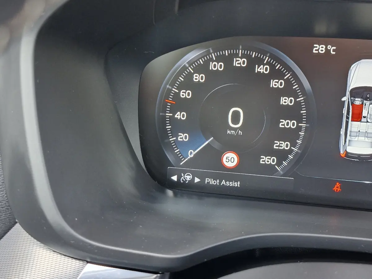 Recharge T6 AWD R-Design ALLE OPTIES luchtvering | Lounge Pack (audio installatie premium, head-up display, parkeersensor voor, rondomzicht camera) en Climate Pro Pack (stuur verwarmd, achte