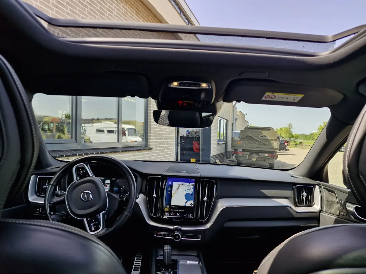 Recharge T6 AWD R-Design ALLE OPTIES luchtvering | Lounge Pack (audio installatie premium, head-up display, parkeersensor voor, rondomzicht camera) en Climate Pro Pack (stuur verwarmd, achte