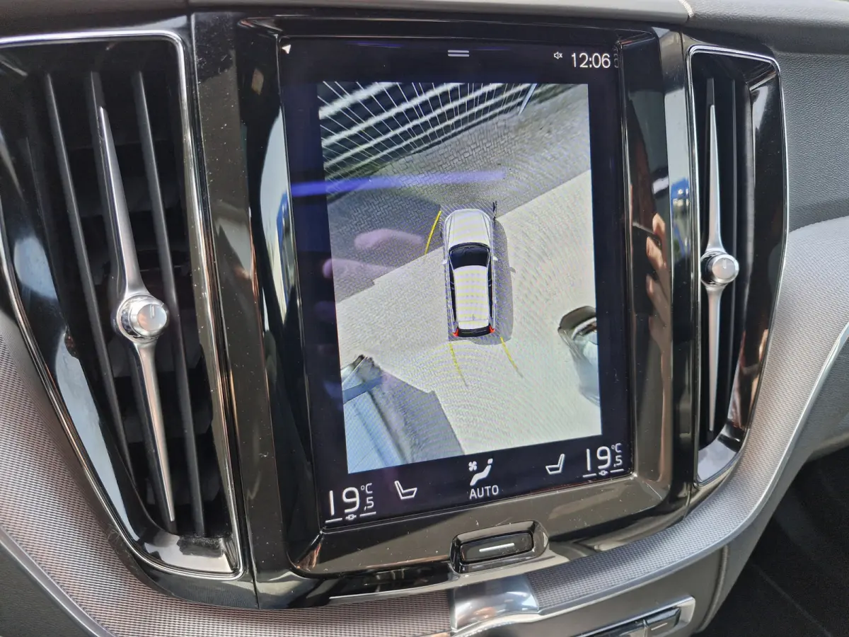 Recharge T6 AWD R-Design ALLE OPTIES luchtvering | Lounge Pack (audio installatie premium, head-up display, parkeersensor voor, rondomzicht camera) en Climate Pro Pack (stuur verwarmd, achte